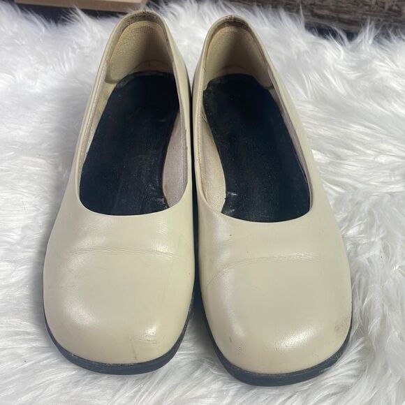 Lifestride Ladies Leather Shoes, Size 6.5, Beige - Picture 2 of 8